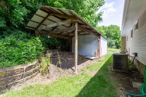 1615 W 32nd Dubuque IA 52001