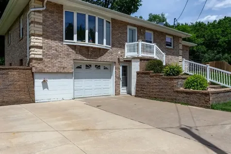 1615 W 32nd Dubuque IA 52001