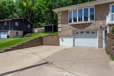 1615 W 32nd Dubuque IA 52001
