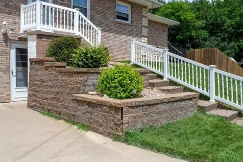 1615 W 32nd Dubuque IA 52001