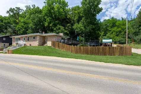 1615 W 32nd Dubuque IA 52001