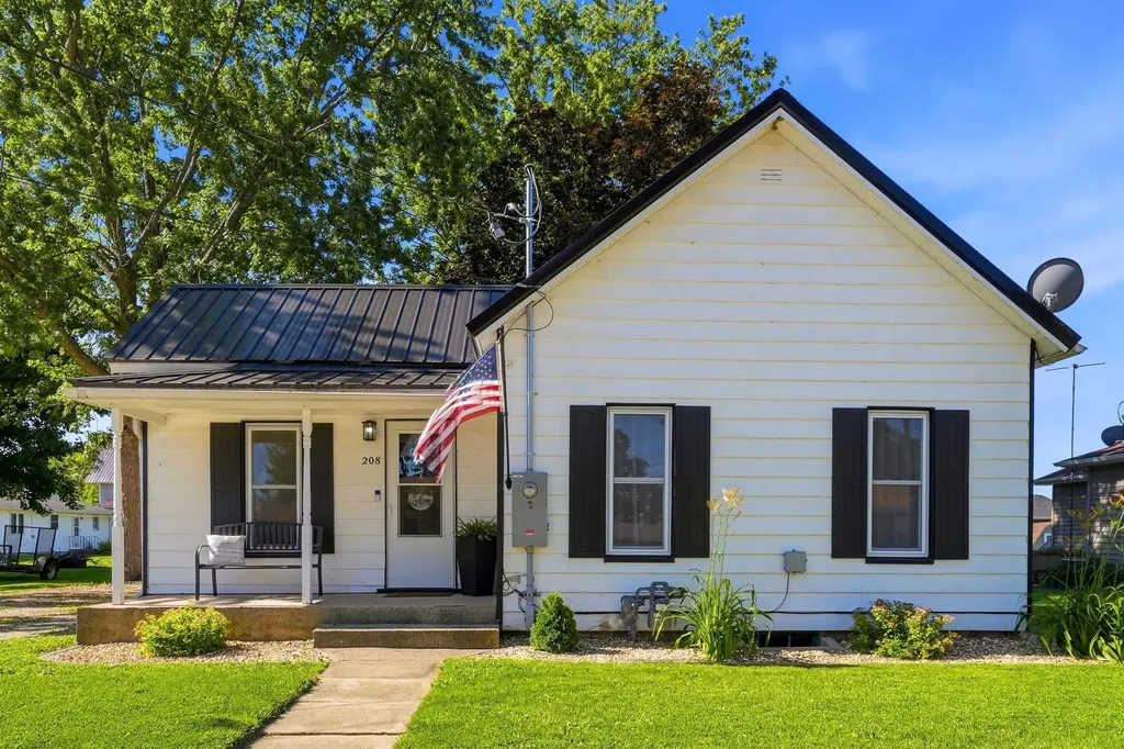 208 W Elm Manchester IA 52057
