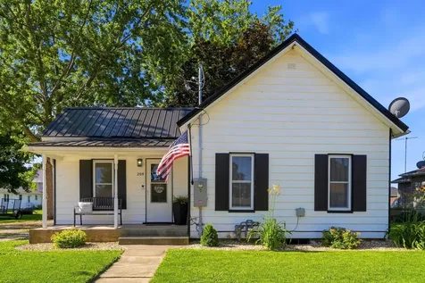 208 W Elm Manchester IA 52057