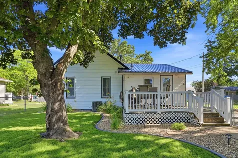 208 W Elm Manchester IA 52057