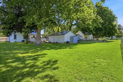 208 W Elm Manchester IA 52057