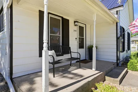 208 W Elm Manchester IA 52057
