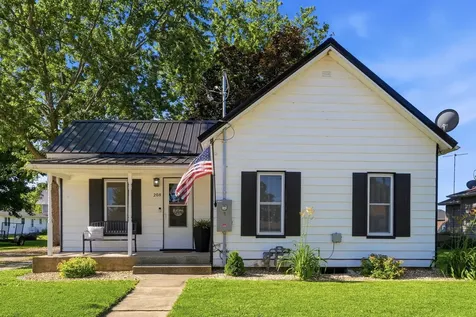 208 W Elm Manchester IA 52057