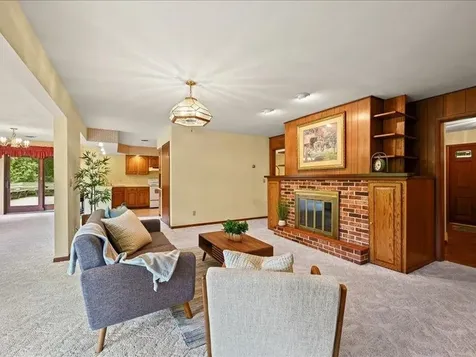 12275 Kingston Dubuque IA 52001