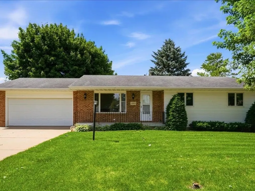1203 SE 8th Dyersville IA 52040