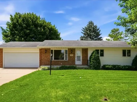 1203 SE 8th Dyersville IA 52040
