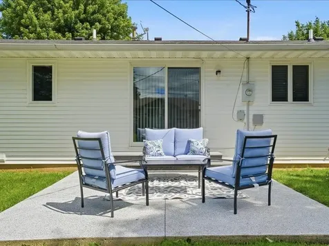 1203 SE 8th Dyersville IA 52040