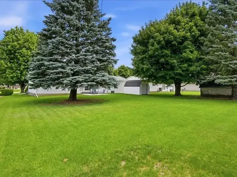 1203 SE 8th Dyersville IA 52040