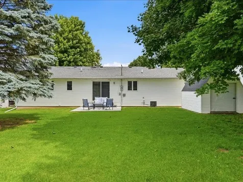 1203 SE 8th Dyersville IA 52040