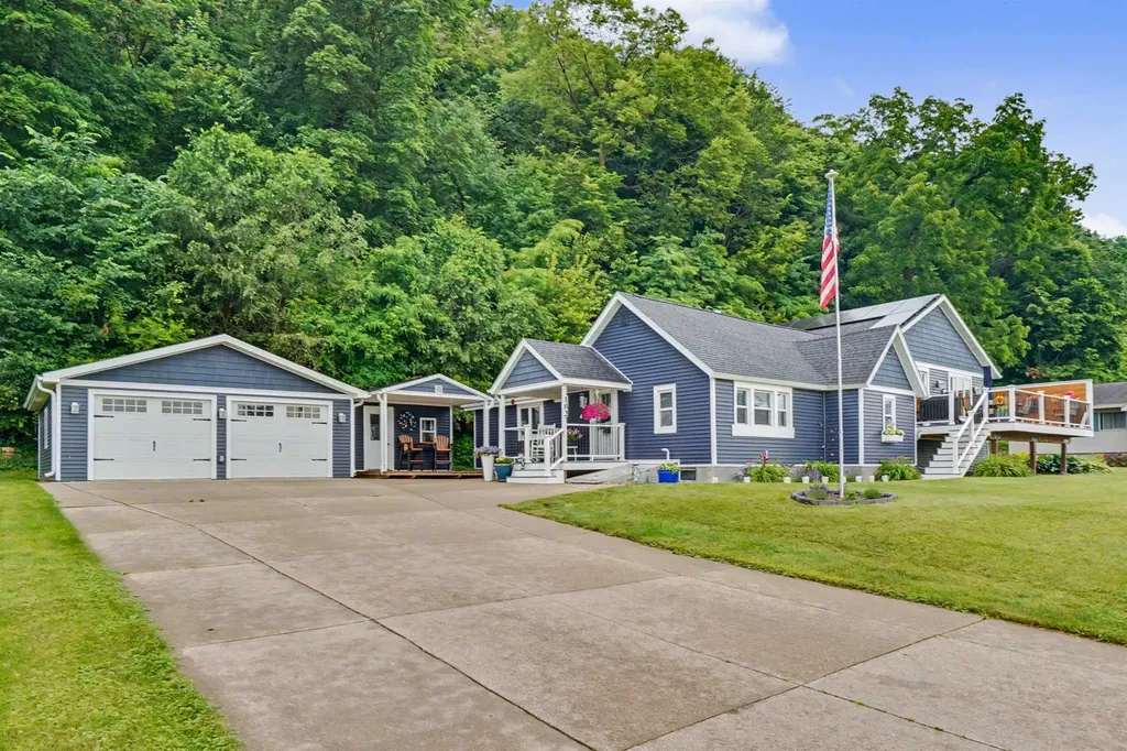 102 N Bluff Guttenberg IA 52052