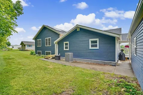 102 N Bluff Guttenberg IA 52052