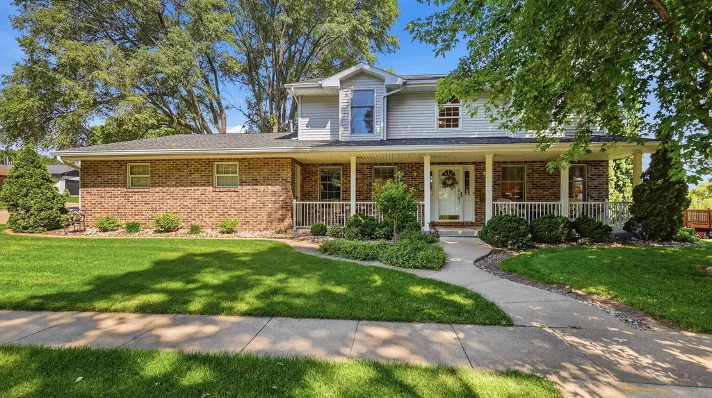 729 Brookview Dubuque IA 52003