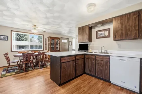 813 SW 4th Cascade IA 52033