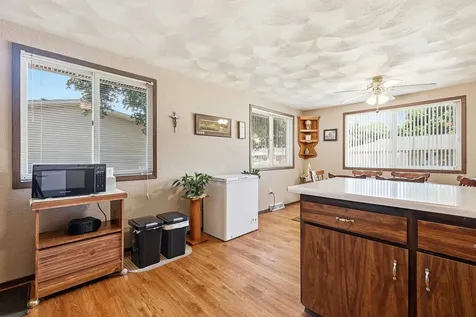 813 SW 4th Cascade IA 52033