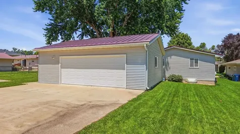813 SW 4th Cascade IA 52033