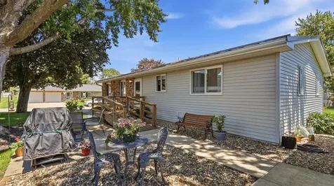 813 SW 4th Cascade IA 52033