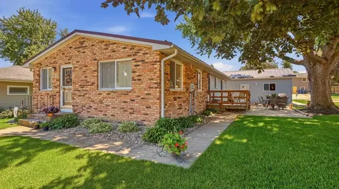 813 SW 4th Cascade IA 52033