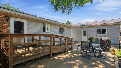 813 SW 4th Cascade IA 52033