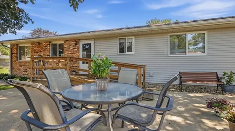 813 SW 4th Cascade IA 52033