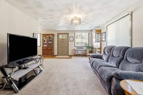 813 SW 4th Cascade IA 52033