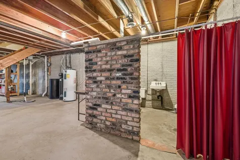813 SW 4th Cascade IA 52033