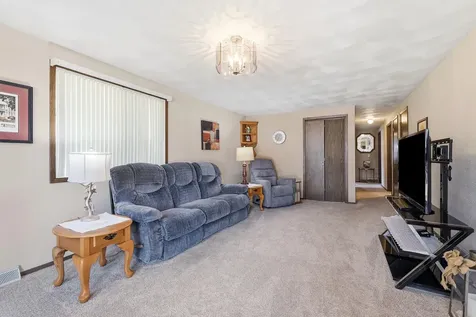813 SW 4th Cascade IA 52033