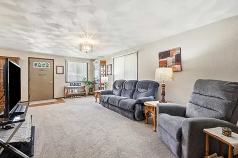 813 SW 4th Cascade IA 52033