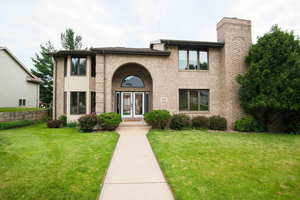864 Carriage Hill Dubuque IA 52003