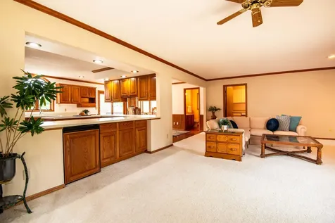 864 Carriage Hill Dubuque IA 52003