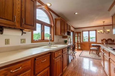 864 Carriage Hill Dubuque IA 52003