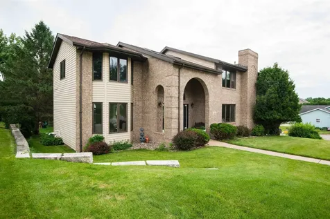 864 Carriage Hill Dubuque IA 52003