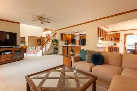 864 Carriage Hill Dubuque IA 52003