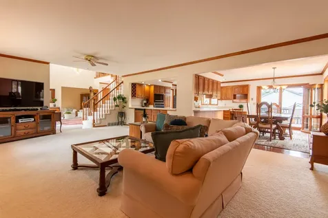 864 Carriage Hill Dubuque IA 52003