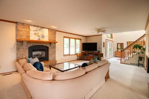 864 Carriage Hill Dubuque IA 52003