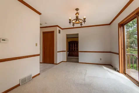 864 Carriage Hill Dubuque IA 52003