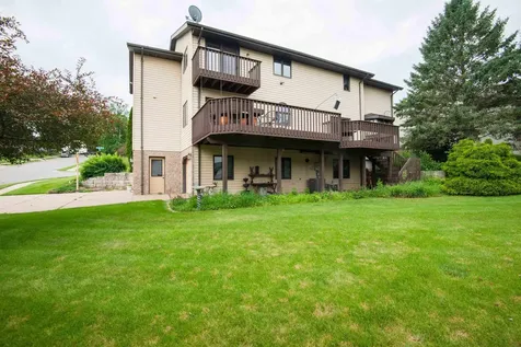 864 Carriage Hill Dubuque IA 52003