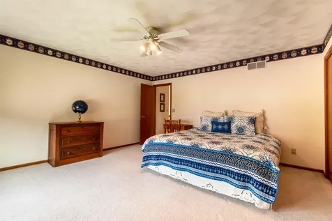 864 Carriage Hill Dubuque IA 52003