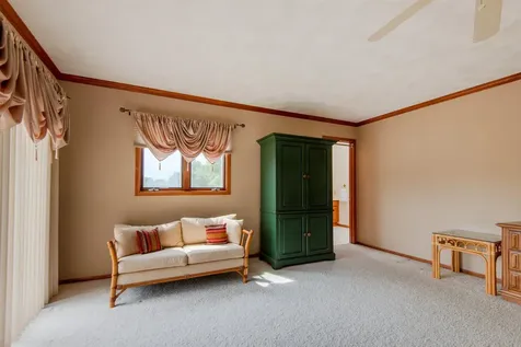 864 Carriage Hill Dubuque IA 52003