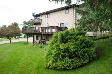 864 Carriage Hill Dubuque IA 52003