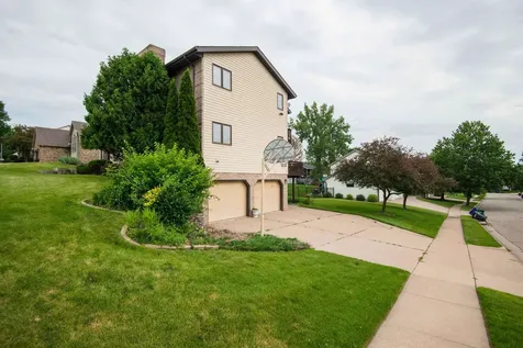 864 Carriage Hill Dubuque IA 52003