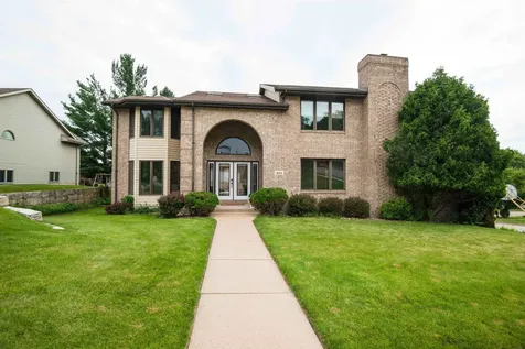 864 Carriage Hill Dubuque IA 52003