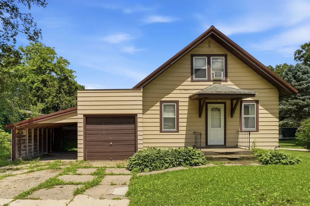 910 SW Carter Elkader IA 52043