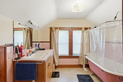 910 SW Carter Elkader IA 52043