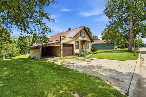 910 SW Carter Elkader IA 52043