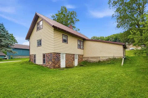 910 SW Carter Elkader IA 52043