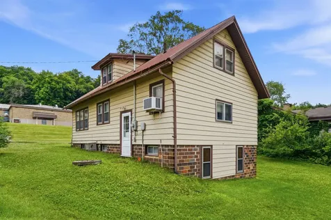 910 SW Carter Elkader IA 52043